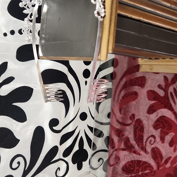 TIARA - Picture 3 of 3